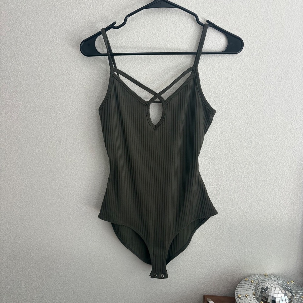 Charlotte Russe Olive Green Ribbed Strappy Keyhole Bodysuit Snap Crotch Size S - Picture 3 of 9